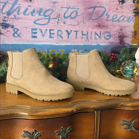 NWOT Kensie Faux Suede Ankle Boots Size 9 - Picture 3 of 6